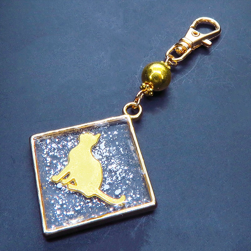 ゴールドカラー お座り猫のスクエア型チャームキーホルダー クリアカラーレジン 金具変更可