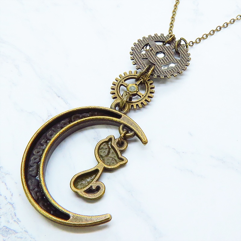 アンティークゴールド スチームパンク風の猫と三日月と歯車のペンダントネックレス ラインストーン 長さ調整可