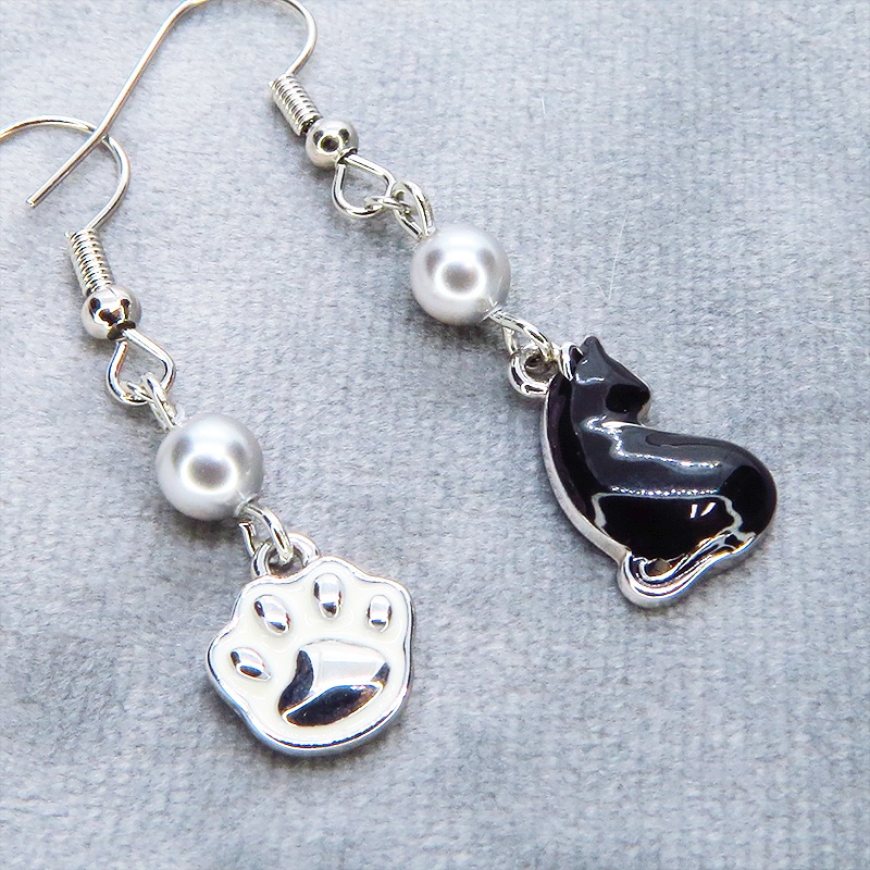 シルバーカラー 振り向き黒猫と肉球のアシンメトリーピアス スワロフスキーパール(シルバーグレー) サージカル可