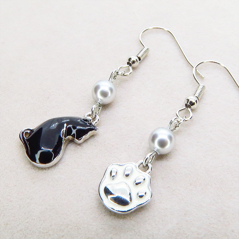 シルバーカラー 振り向き黒猫と肉球のアシンメトリーピアス スワロフスキーパール(シルバーグレー) サージカル可