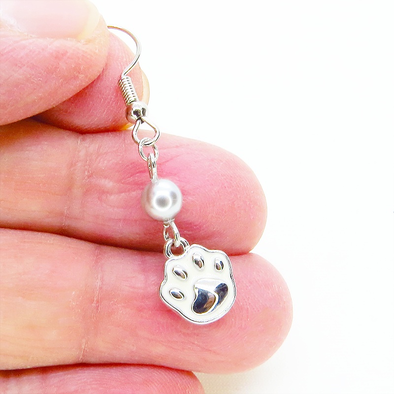 シルバーカラー 振り向き黒猫と肉球のアシンメトリーピアス スワロフスキーパール(シルバーグレー) サージカル可