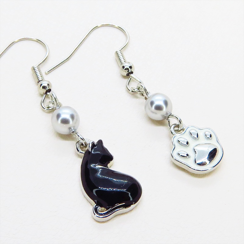 シルバーカラー 振り向き黒猫と肉球のアシンメトリーピアス スワロフスキーパール(シルバーグレー) サージカル可