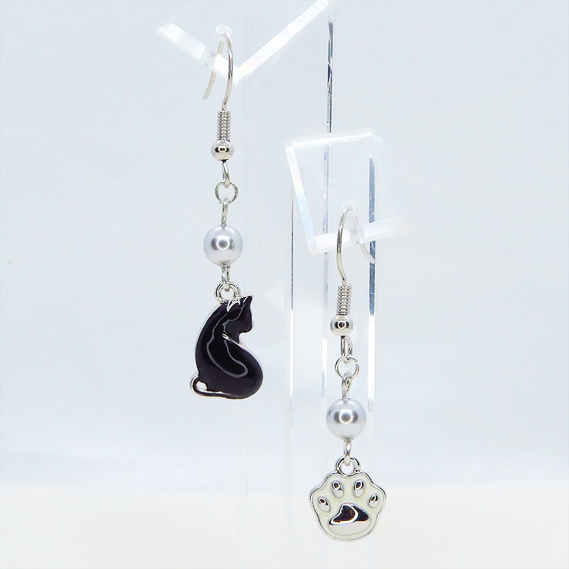 シルバーカラー 振り向き黒猫と肉球のアシンメトリーピアス スワロフスキーパール(シルバーグレー) サージカル可