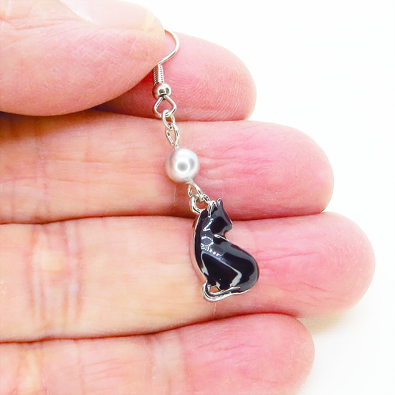 シルバーカラー 振り向き黒猫と肉球のアシンメトリーピアス スワロフスキーパール(シルバーグレー) サージカル可