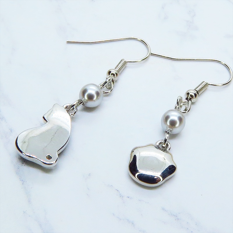 シルバーカラー 振り向き黒猫と肉球のアシンメトリーピアス スワロフスキーパール(シルバーグレー) サージカル可