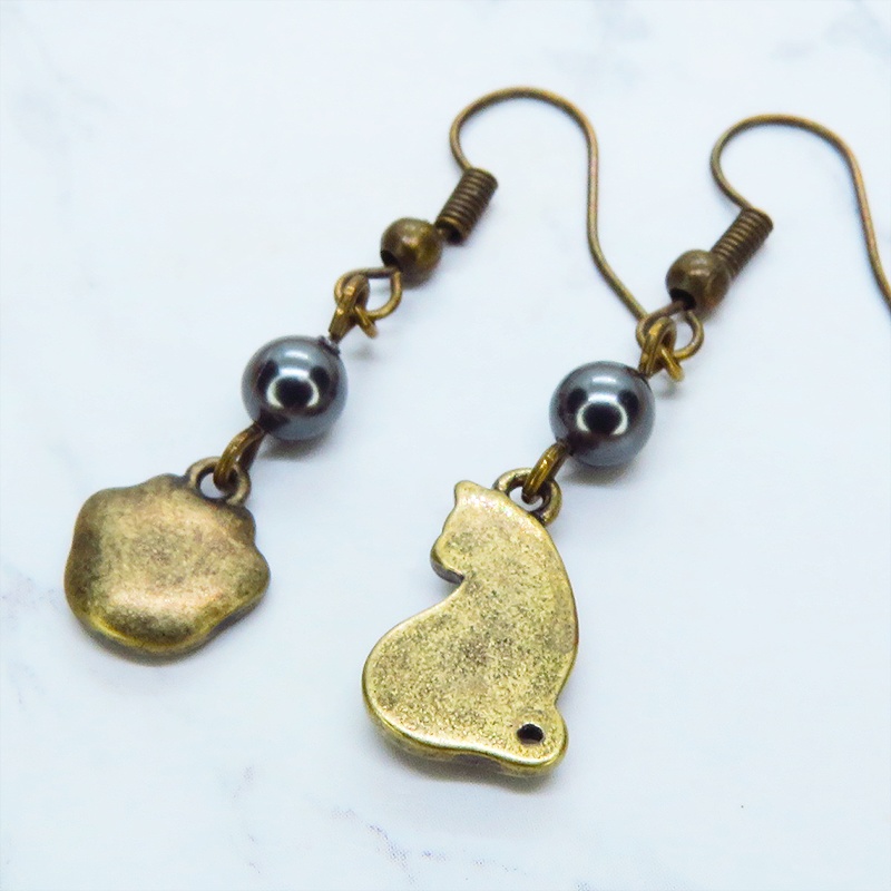 アンティークゴールド 振り向き猫と肉球のアシンメトリーピアス スワロフスキーパール(ブラック)