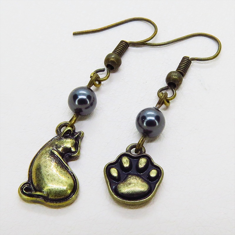 アンティークゴールド 振り向き猫と肉球のアシンメトリーピアス スワロフスキーパール(ブラック)