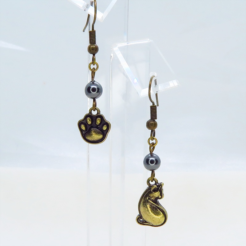 アンティークゴールド 振り向き猫と肉球のアシンメトリーピアス スワロフスキーパール(ブラック)