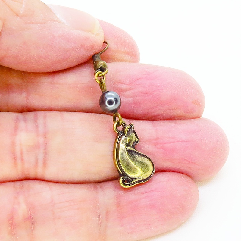 アンティークゴールド 振り向き猫と肉球のアシンメトリーピアス スワロフスキーパール(ブラック)