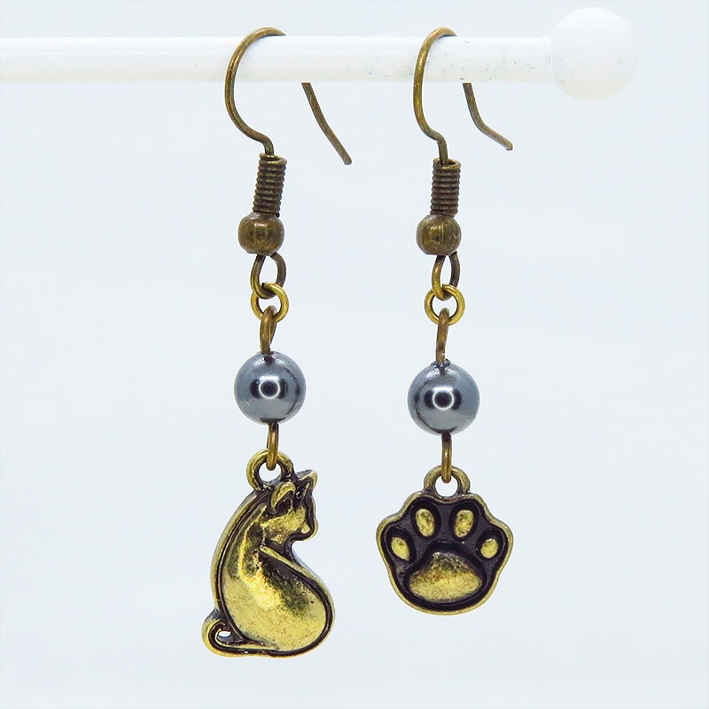 アンティークゴールド 振り向き猫と肉球のアシンメトリーピアス スワロフスキーパール(ブラック)