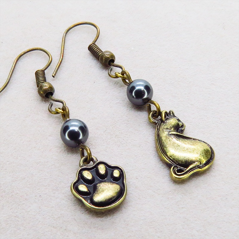 アンティークゴールド 振り向き猫と肉球のアシンメトリーピアス スワロフスキーパール（ブラック）