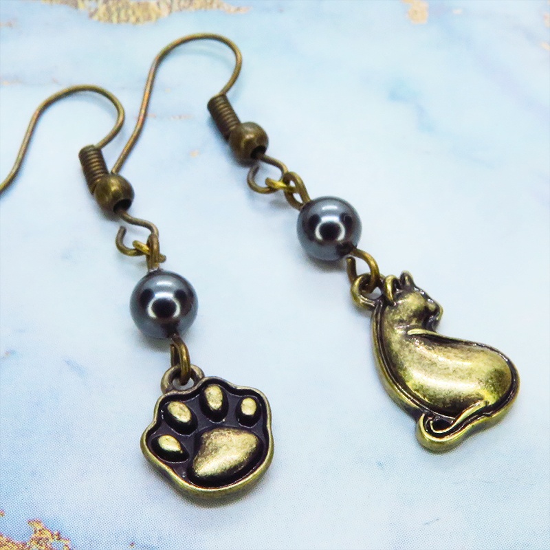 アンティークゴールド 振り向き猫と肉球のアシンメトリーピアス スワロフスキーパール(ブラック)