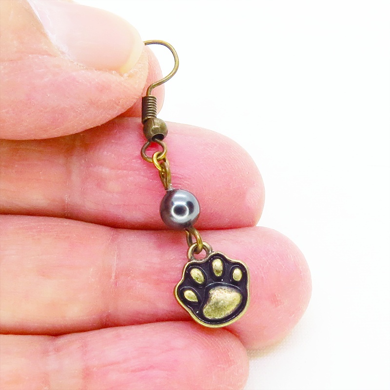 アンティークゴールド 振り向き猫と肉球のアシンメトリーピアス スワロフスキーパール(ブラック)