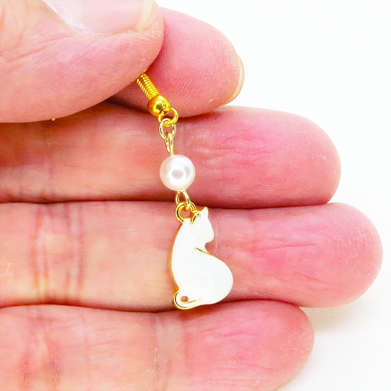 ゴールドカラー 振り向き白猫と肉球のアシンメトリーピアス スワロフスキーパール(クリスタルホワイト) サージカル可