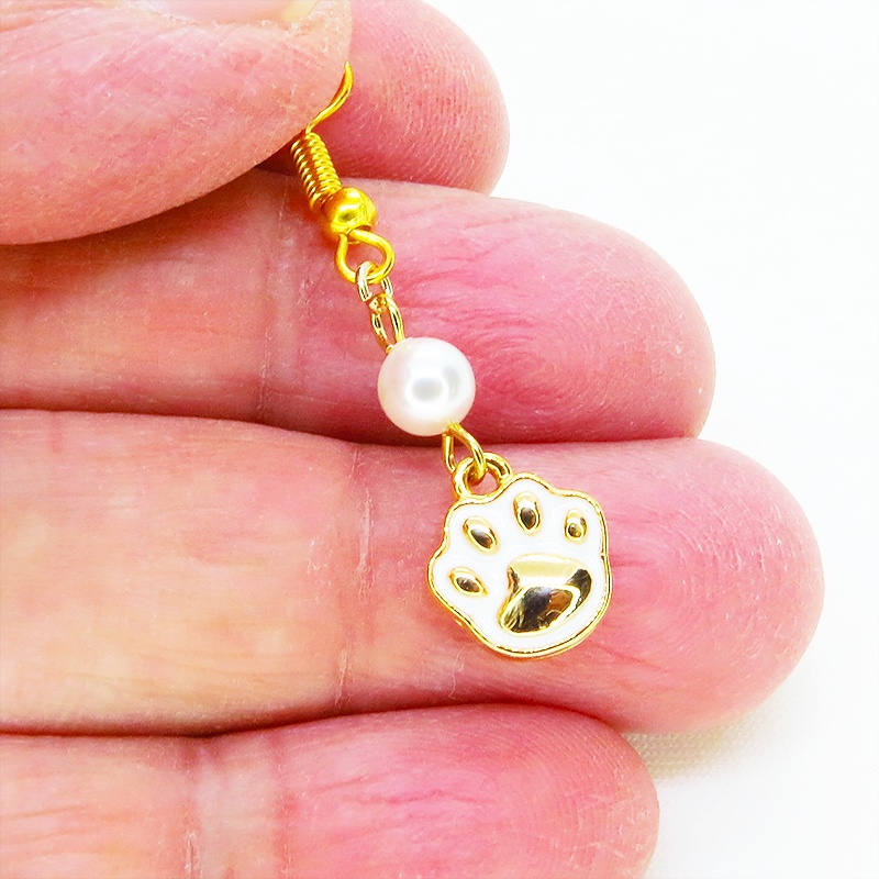 ゴールドカラー 振り向き白猫と肉球のアシンメトリーピアス スワロフスキーパール(クリスタルホワイト) サージカル可