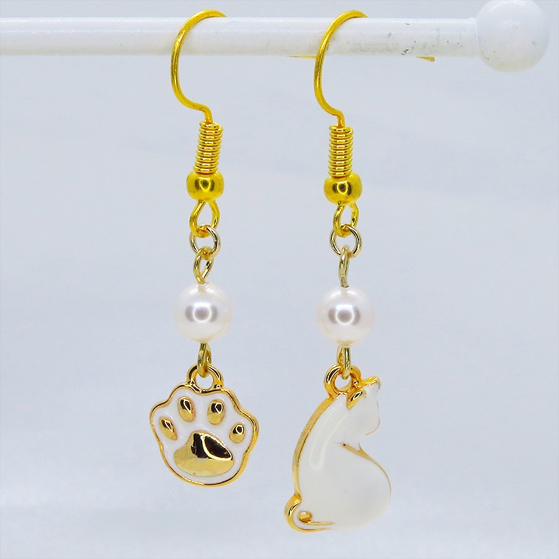 ゴールドカラー 振り向き白猫と肉球のアシンメトリーピアス スワロフスキーパール(クリスタルホワイト) サージカル可
