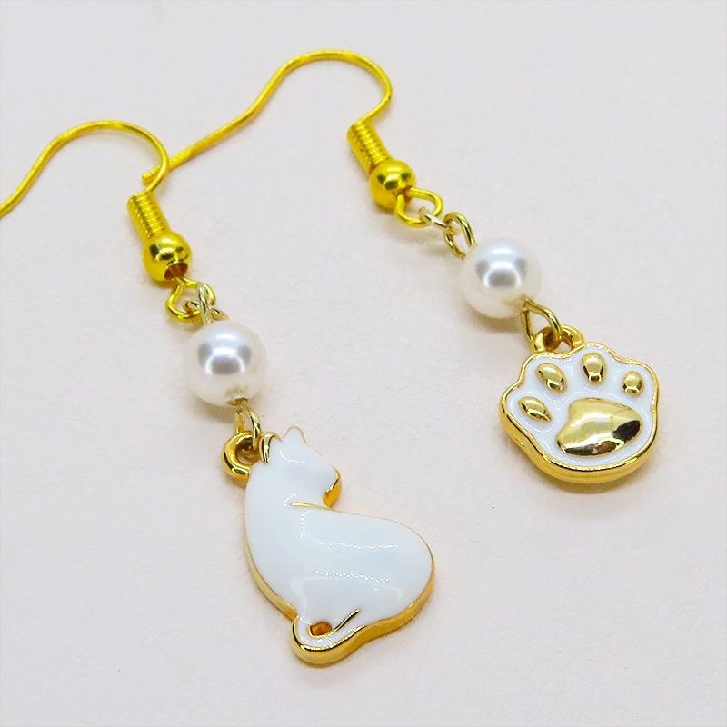 ゴールドカラー 振り向き白猫と肉球のアシンメトリーピアス スワロフスキーパール(クリスタルホワイト) サージカル可