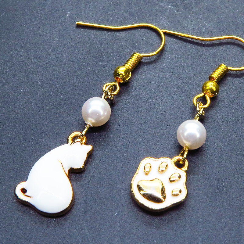 ゴールドカラー 振り向き白猫と肉球のアシンメトリーピアス スワロフスキーパール(クリスタルホワイト) サージカル可