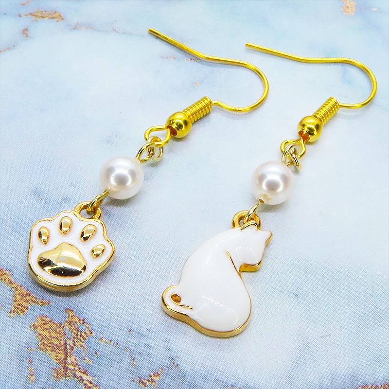 ゴールドカラー 振り向き白猫と肉球のアシンメトリーピアス スワロフスキーパール(クリスタルホワイト) サージカル可