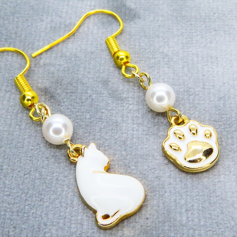 ゴールドカラー 振り向き白猫と肉球のアシンメトリーピアス スワロフスキーパール(クリスタルホワイト) サージカル可