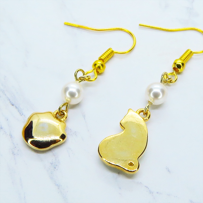 ゴールドカラー 振り向き白猫と肉球のアシンメトリーピアス スワロフスキーパール(クリスタルホワイト) サージカル可