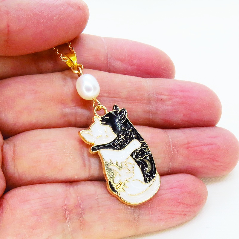 マットゴールド 抱擁にゃんこ 白猫と黒猫が抱き合ってる可愛いペンダントネックレス 淡水パール 長さ調整可
