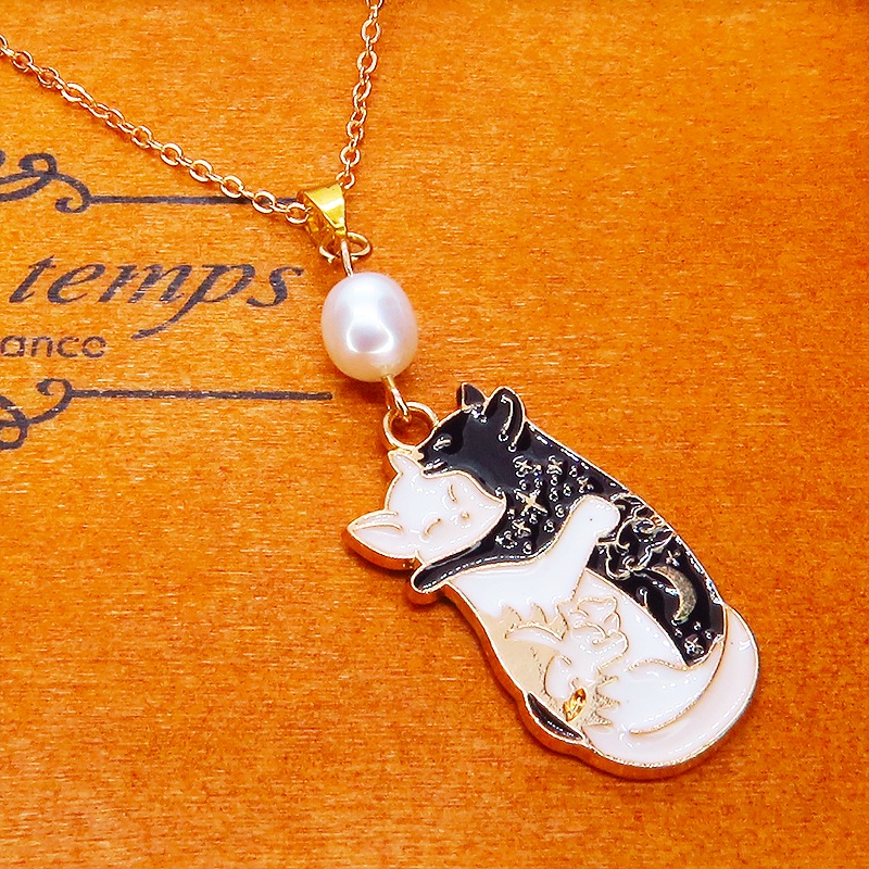 マットゴールド 抱擁にゃんこ 白猫と黒猫が抱き合ってる可愛いペンダントネックレス 淡水パール 長さ調整可