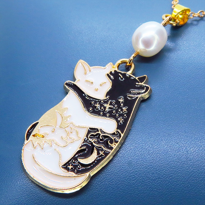 マットゴールド 抱擁にゃんこ 白猫と黒猫が抱き合ってる可愛いペンダントネックレス 淡水パール 長さ調整可