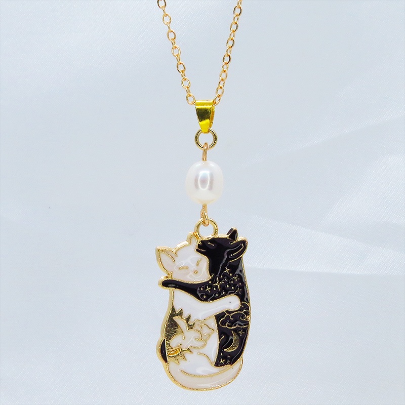 マットゴールド 抱擁にゃんこ 白猫と黒猫が抱き合ってる可愛いペンダントネックレス 淡水パール 長さ調整可