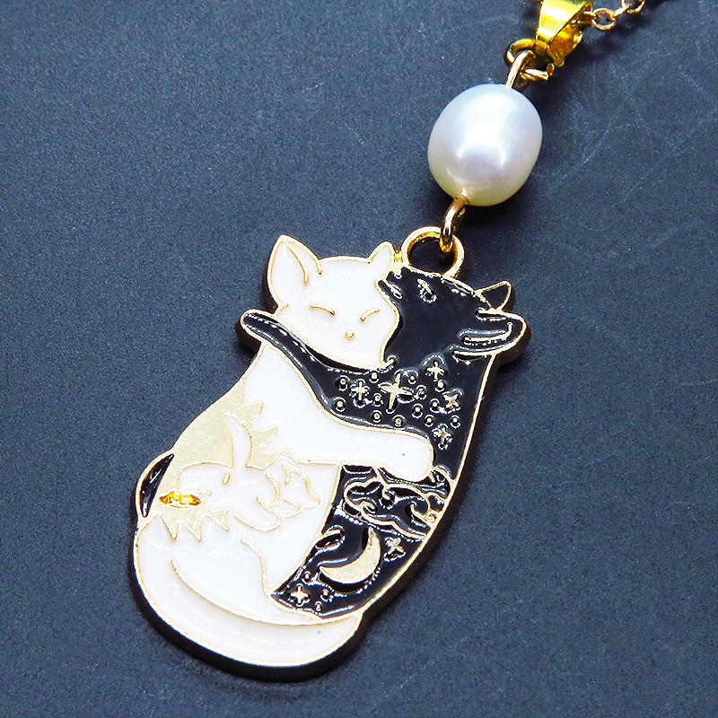 マットゴールド 抱擁にゃんこ 白猫と黒猫が抱き合ってる可愛いペンダントネックレス 淡水パール 長さ調整可