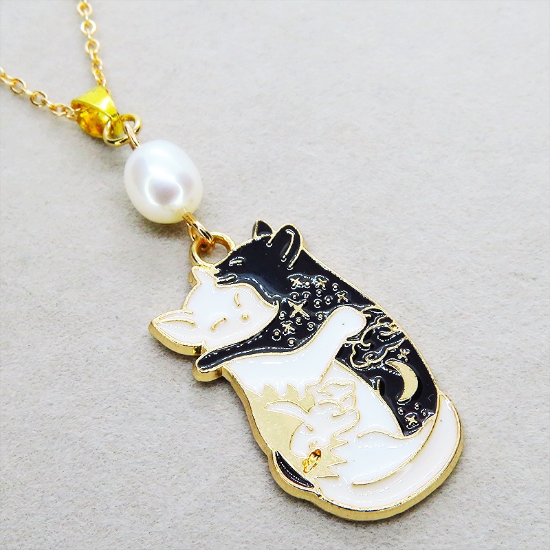 マットゴールド 抱擁にゃんこ 白猫と黒猫が抱き合ってる可愛いペンダントネックレス 淡水パール 長さ調整可