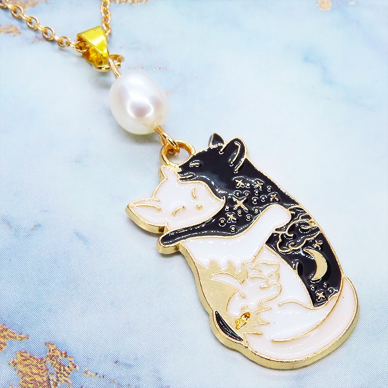 マットゴールド 抱擁にゃんこ 白猫と黒猫が抱き合ってる可愛いペンダントネックレス 淡水パール 長さ調整可