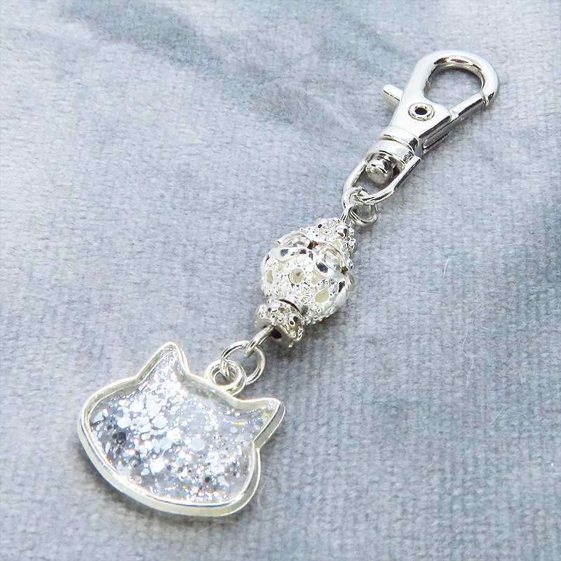 シルバーカラー 猫フェイスモチーフのクリアカラーレジンのキーホルダー ラインストーン入りメタルビーズ 金具変更可