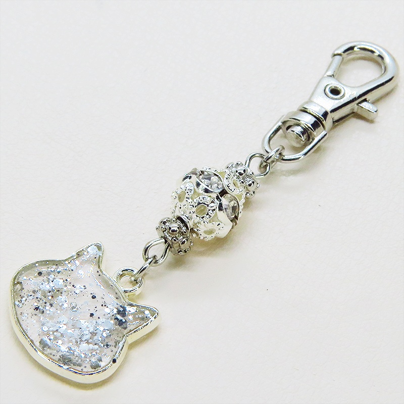 シルバーカラー 猫フェイスモチーフのクリアカラーレジンのキーホルダー ラインストーン入りメタルビーズ 金具変更可