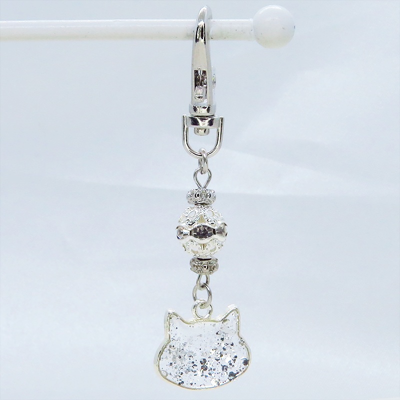 シルバーカラー 猫フェイスモチーフのクリアカラーレジンのキーホルダー ラインストーン入りメタルビーズ 金具変更可