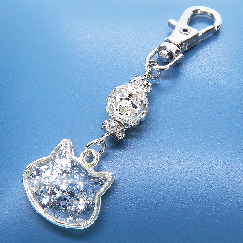 シルバーカラー 猫フェイスモチーフのクリアカラーレジンのキーホルダー ラインストーン入りメタルビーズ 金具変更可