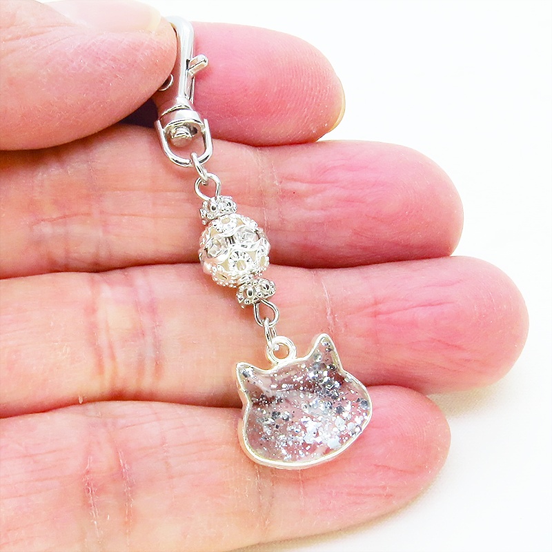 シルバーカラー 猫フェイスモチーフのクリアカラーレジンのキーホルダー ラインストーン入りメタルビーズ 金具変更可