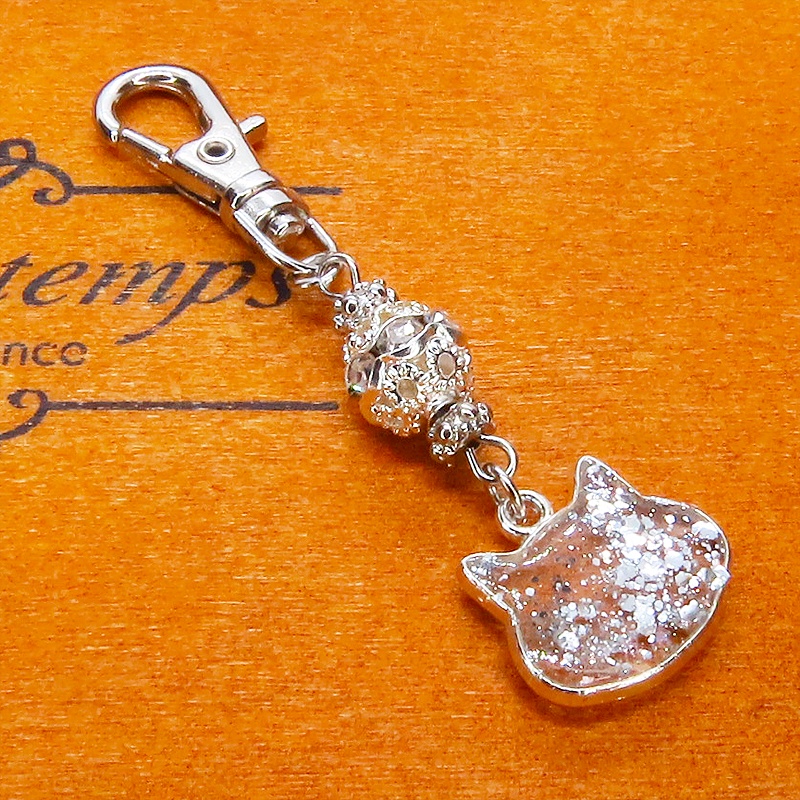 シルバーカラー 猫フェイスモチーフのクリアカラーレジンのキーホルダー ラインストーン入りメタルビーズ 金具変更可