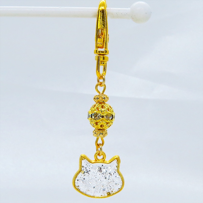 ゴールドカラー 猫フェイスモチーフのクリアカラーレジンのキーホルダー ラインストーン入りメタルビーズ 金具変更可