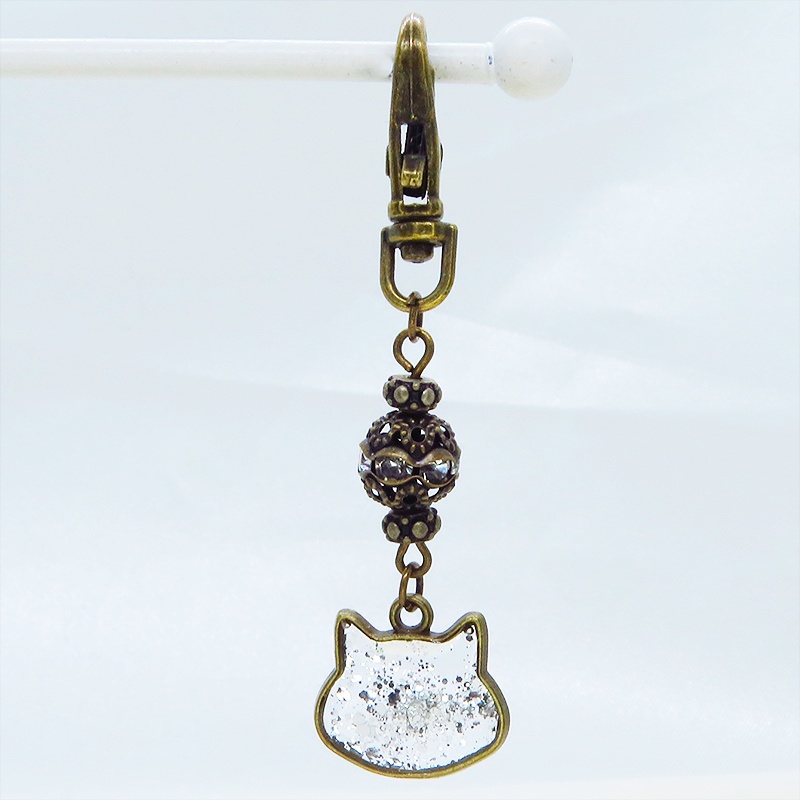 アンティークゴールド 猫フェイスモチーフのクリアカラーレジンのキーホルダー ラインストーン入りメタルビーズ 金具変更可