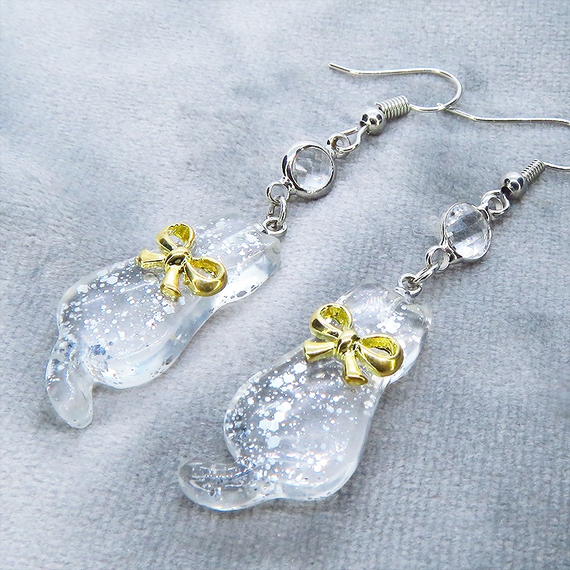 ゴールドカラーのリボンを付けたクリアカラーの猫シルエットモチーフのピアス ラインストーン サージカル可