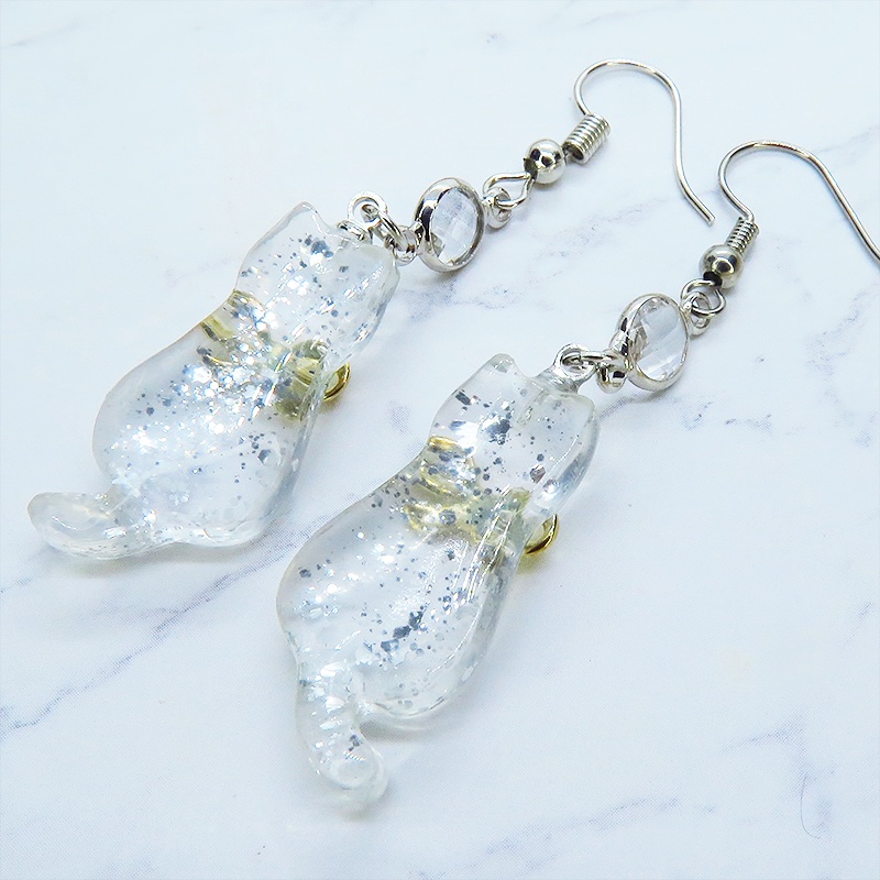 ゴールドカラーのリボンを付けたクリアカラーの猫シルエットモチーフのピアス ラインストーン サージカル可