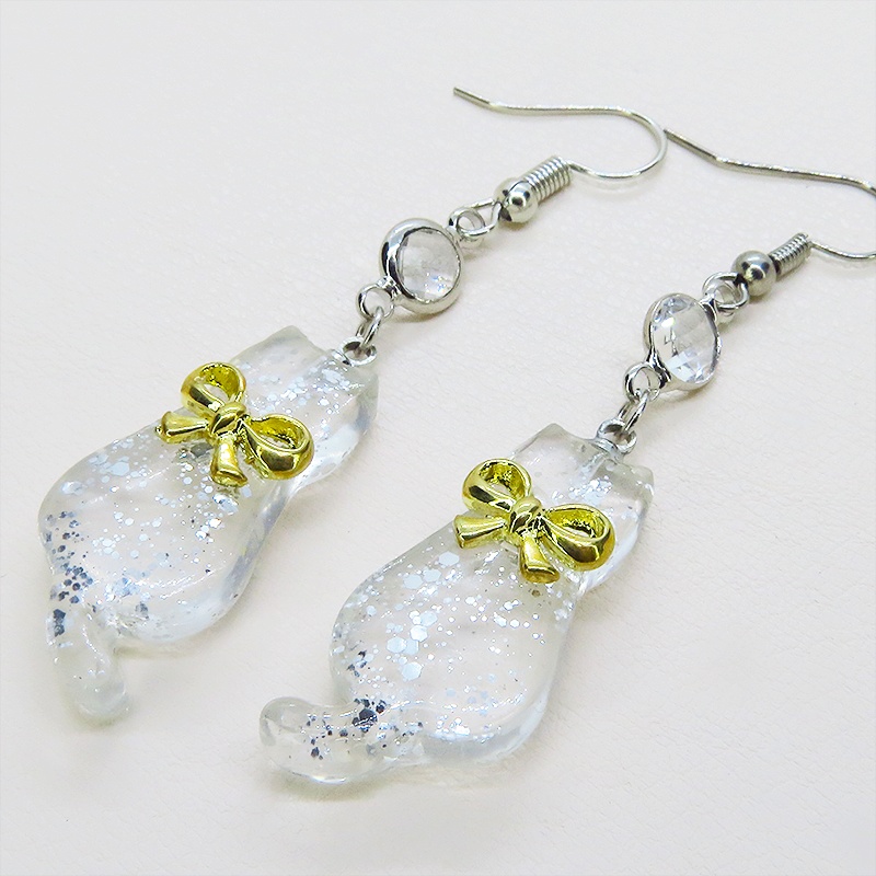 ゴールドカラーのリボンを付けたクリアカラーの猫シルエットモチーフのピアス ラインストーン サージカル可