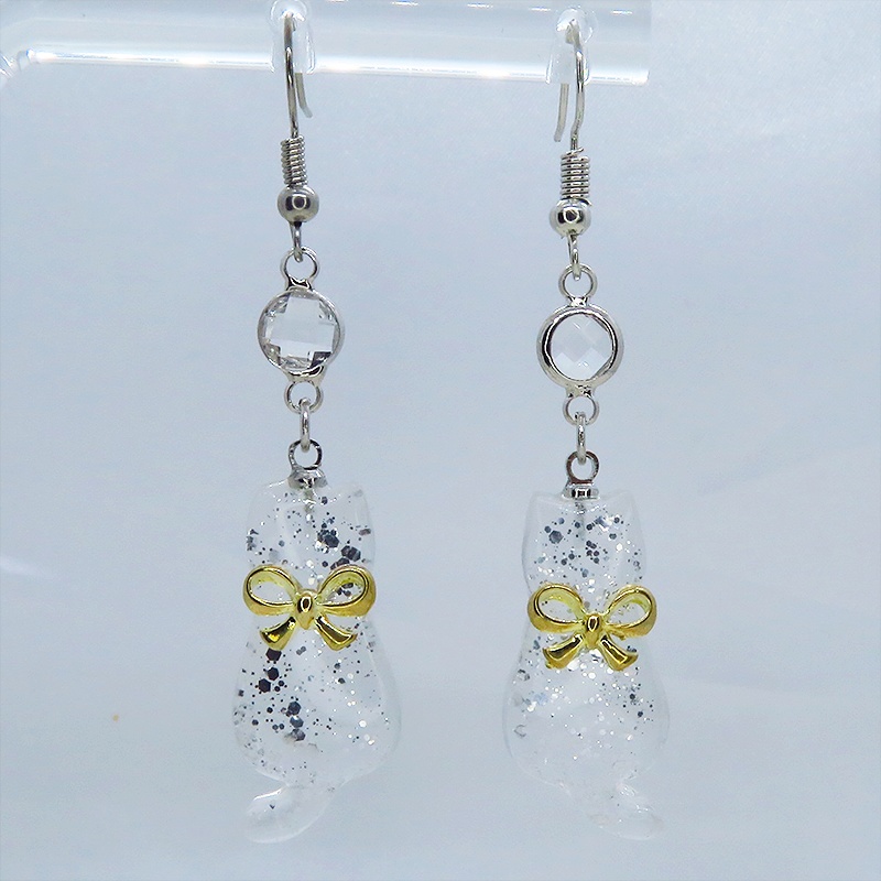 ゴールドカラーのリボンを付けたクリアカラーの猫シルエットモチーフのピアス ラインストーン サージカル可