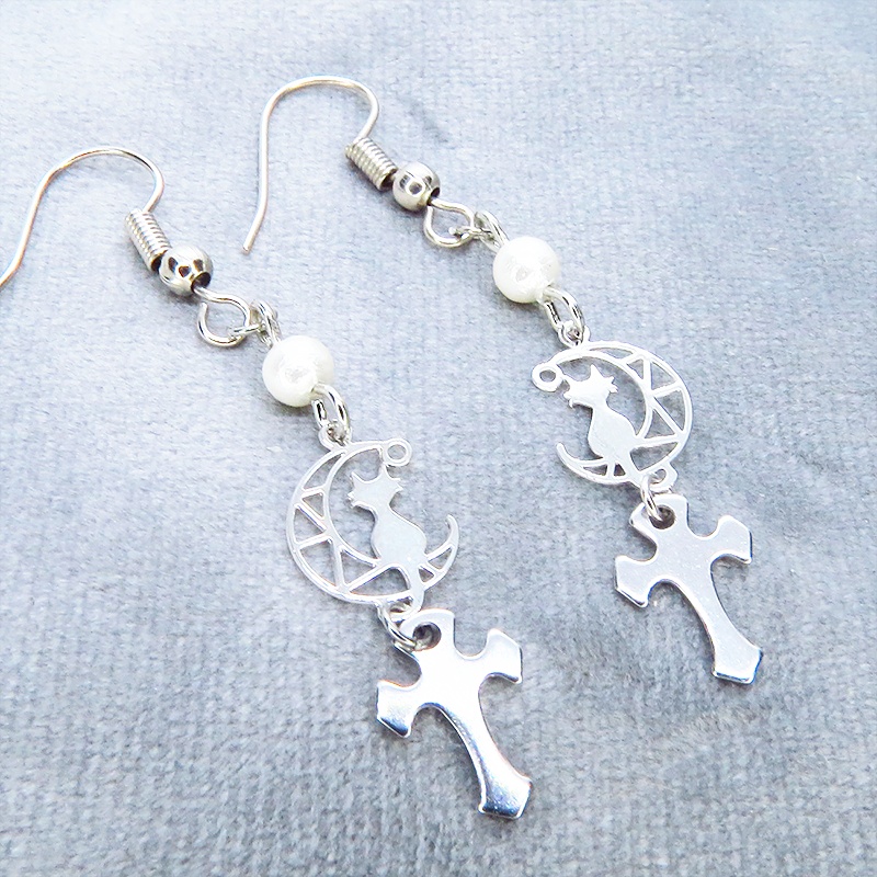 シルバーカラー 三日月に乗る猫とロザリオモチーフを組み合わせたコンパクトなピアス サージカル可