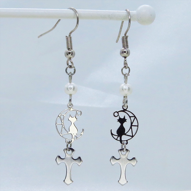 シルバーカラー 三日月に乗る猫とロザリオモチーフを組み合わせたコンパクトなピアス サージカル可