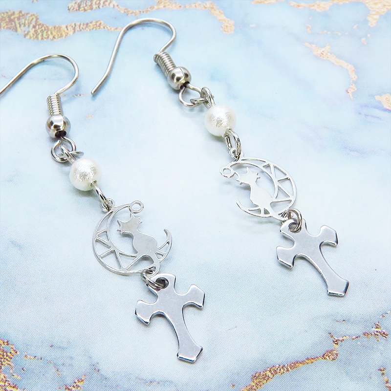 シルバーカラー 三日月に乗る猫とロザリオモチーフを組み合わせたコンパクトなピアス サージカル可