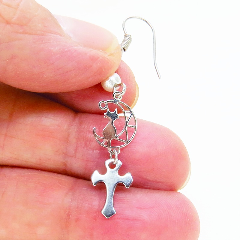 シルバーカラー 三日月に乗る猫とロザリオモチーフを組み合わせたコンパクトなピアス サージカル可