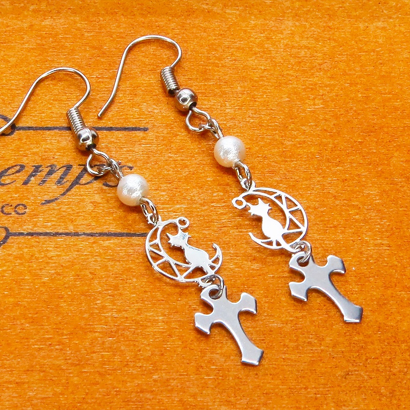 シルバーカラー 三日月に乗る猫とロザリオモチーフを組み合わせたコンパクトなピアス サージカル可