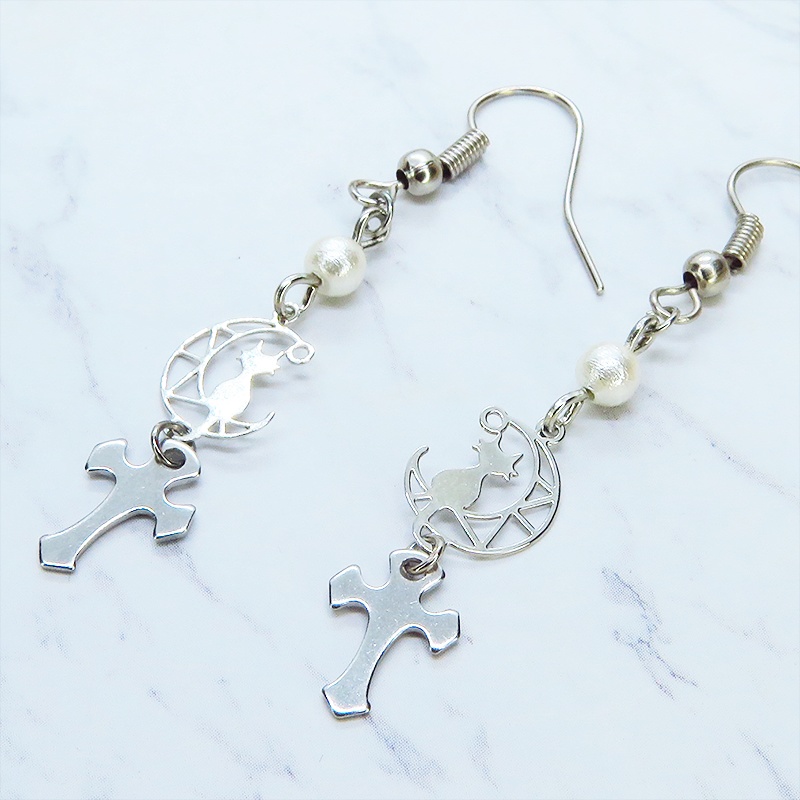 シルバーカラー 三日月に乗る猫とロザリオモチーフを組み合わせたコンパクトなピアス サージカル可